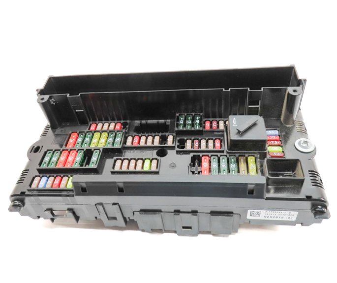 Thumbnail 2: 2014 BMW 640XI GRAN COUPE (F06) 3.0L (N55) FRONT POWER DISTRIBUTION FUSE BOX