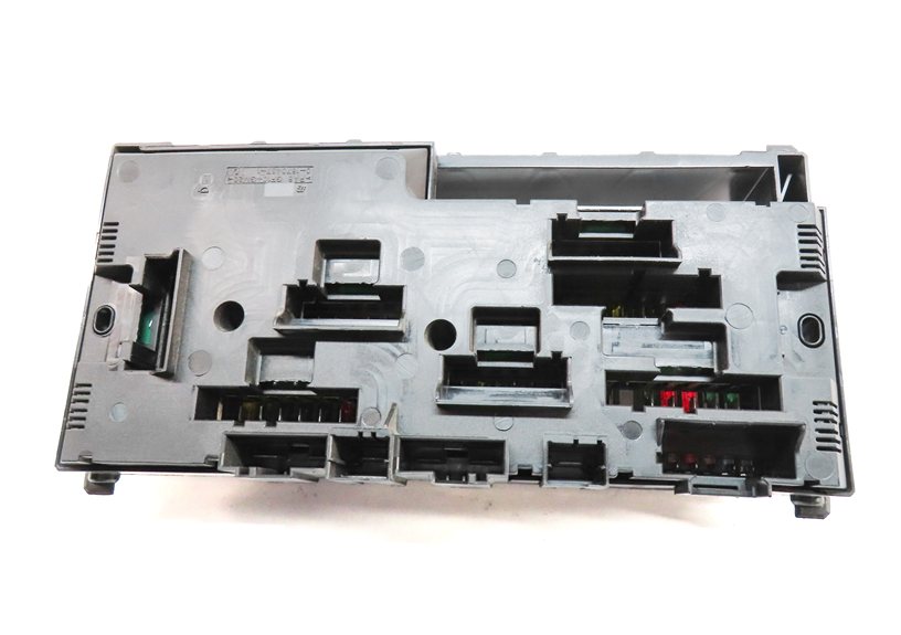 Thumbnail 5: 2014 BMW 640XI GRAN COUPE (F06) 3.0L (N55) FRONT POWER DISTRIBUTION FUSE BOX