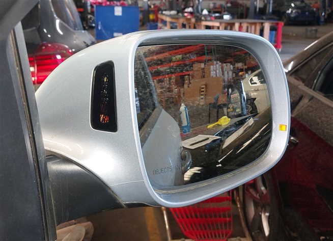 Thumbnail 3: 2013-2015 AUDI Q7 (4L) RIGHT PASSENGER P-FOLD BLIND SPOT DOOR MIRROR (Silver)