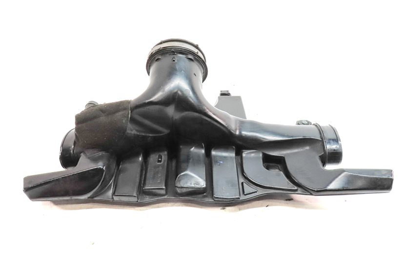 Thumbnail 4: 2015 LAND ROVER LR4 (L319) 3.0L SUPER ENGINE AIR INTAKE RESONATOR BOX PIPE