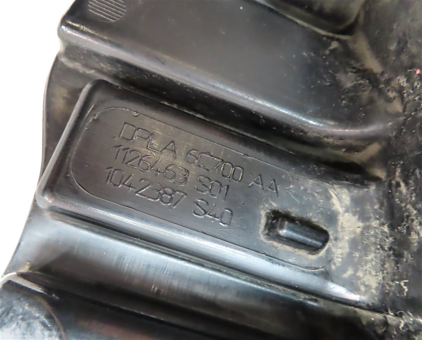 Thumbnail 7: 2015 LAND ROVER LR4 (L319) 3.0L SUPER ENGINE AIR INTAKE RESONATOR BOX PIPE
