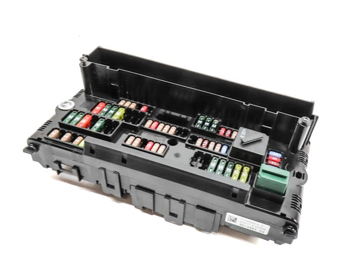 2011 BMW X3 (F25) 3.0L (N55) ENGINE FRONT POWER DISTRIBUTION FUSE RELAY BOX