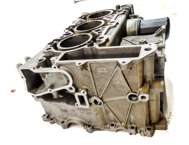 Thumbnail 4: 2000-2002 PORSCHE BOXSTER (986) 2.7L M96.22 LEFT ENGINE BARE CYLINDER BLOCK