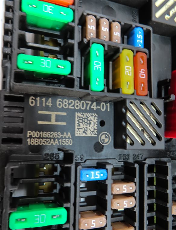 Thumbnail 5: 18-21 BMW X3 X4 X4M (F98 G01 G02) REAR TRUNK POWER JUNCTION ENGINE FUSE BOX