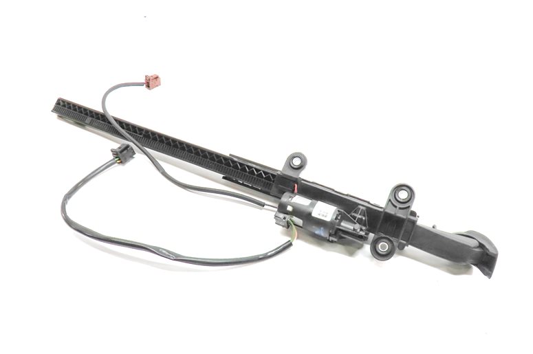2015 BMW 428I (F32) FRONT RIGHT PASSENGER SEATBELT HANDOVER ARM w/ MOTOR
