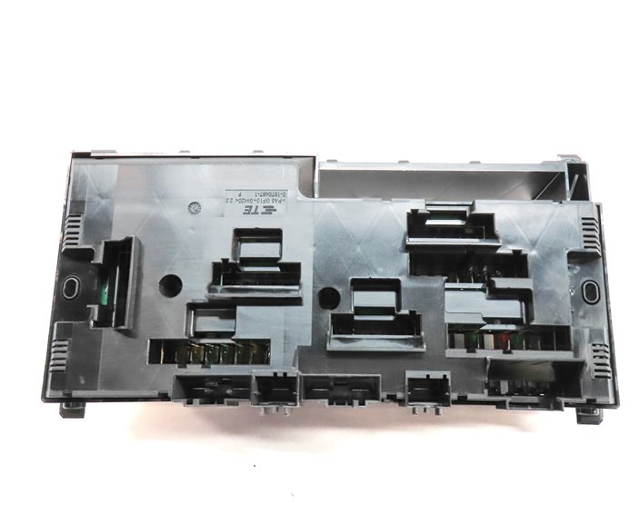 Thumbnail 4: 2017 BMW X3 (F25) 2.0L (N20) ENGINE FRONT POWER DISTRIBUTION FUSE RELAY BOX