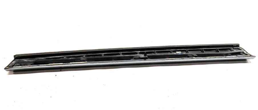Thumbnail 6: 13-17 AUDI Q5 B8 8R FRONT LEFT DRIVER LOWER DOOR MOULDING TRIM PANEL (Black)