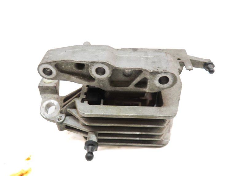 Thumbnail 3: 2022 BMW X2 (F39) 2.0L (B46D) ENGINE MOTOR SUPPORT MOUNT BRACKET