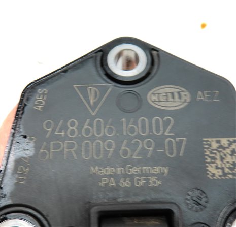 Thumbnail 6: 11 PORSCHE CAYENNE (958) 4.8L M48 NON TURBO ENGINE MOTOR OIL FLUID LEVEL SENSOR