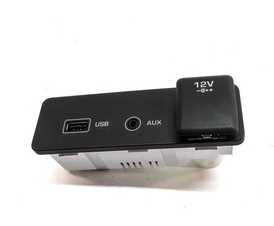 Thumbnail 2: 2016 LAND ROVER DISCOVERY SPORT (L550) AUX IN USB 12V POWER SUPPLY JACK PANEL