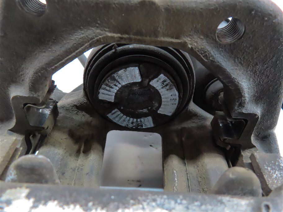 Thumbnail 7: 2011-2016 BMW 528i F10 REAR LEFT DRIVER BRAKE CALIPER CARRIER