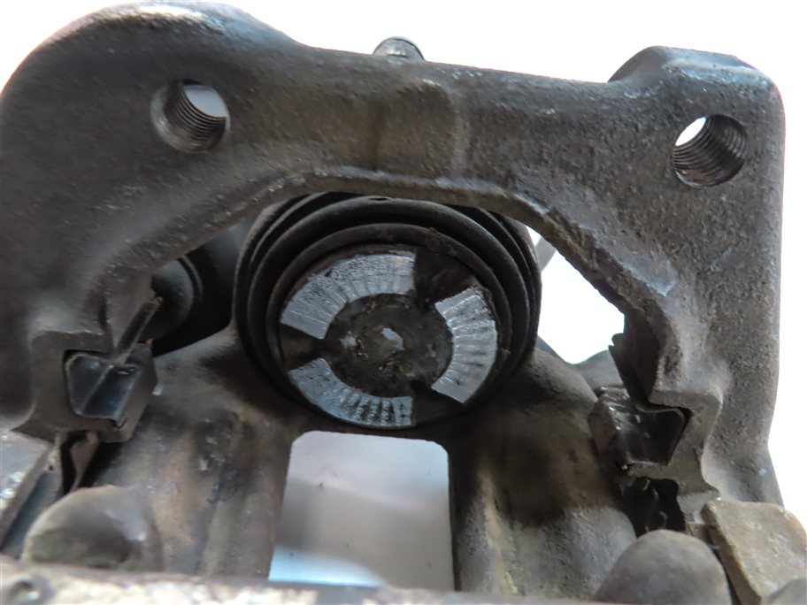 Thumbnail 7: 2011-2016 BMW 528i F10 REAR RIGHT PASSENGER BRAKE CALIPER CARRIER