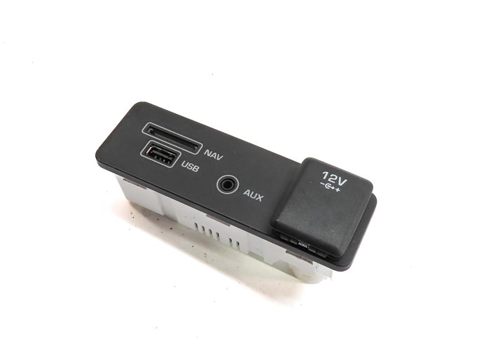 Thumbnail 1: 2016 LAND ROVER DISCOVERY SPORT (L550) AUX IN SD USB 12V POWER SUPPLY JACK PANEL