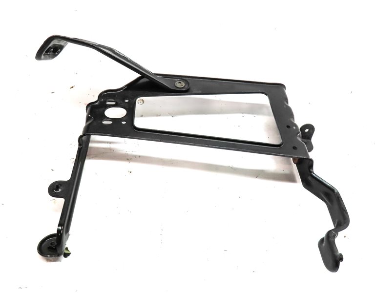 Thumbnail 6: 2017 AUDI Q7 (4M) FRONT RIGHT PASSENGER RADIATOR SUPPORT MOUNT BRACKET