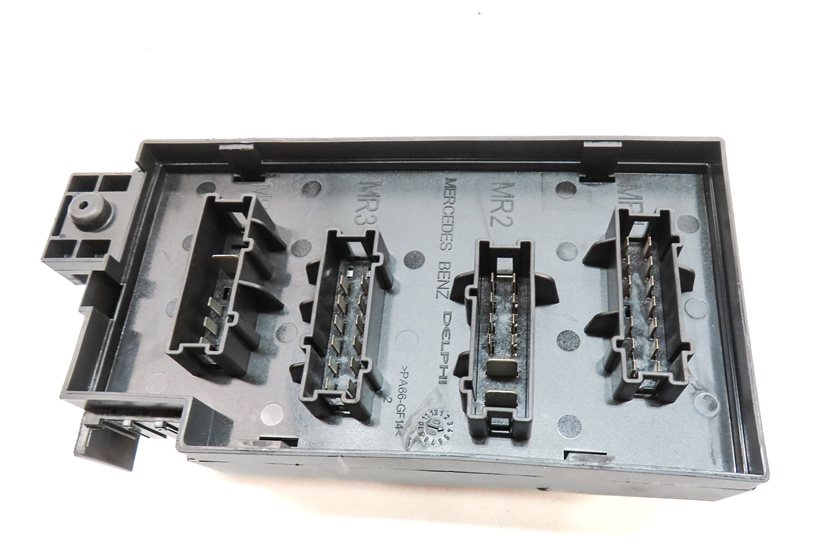 Thumbnail 4: 2009 MERCEDES GL320 (X164) 3.0L DIESEL (OM642) ENGINE FRONT FUSE RELAY BOX PANEL