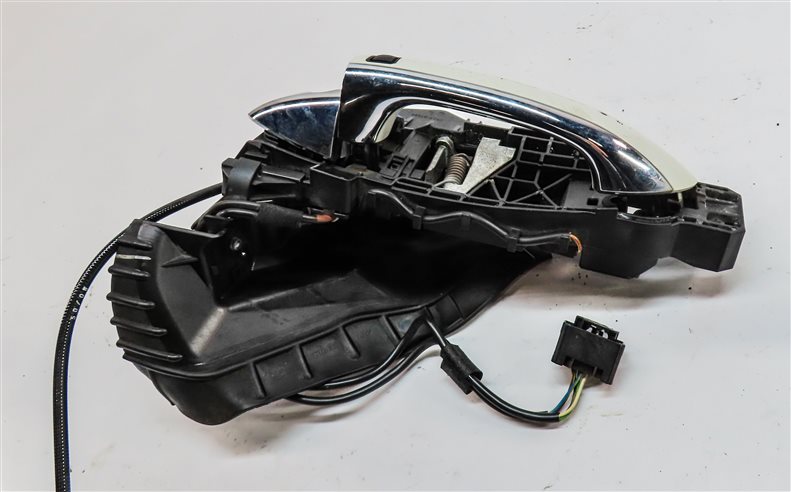 Thumbnail 5: 2009 MERCEDES GL320 (X164) FRONT LEFT DRIVER KEYLESS DOOR HANDLE (White)