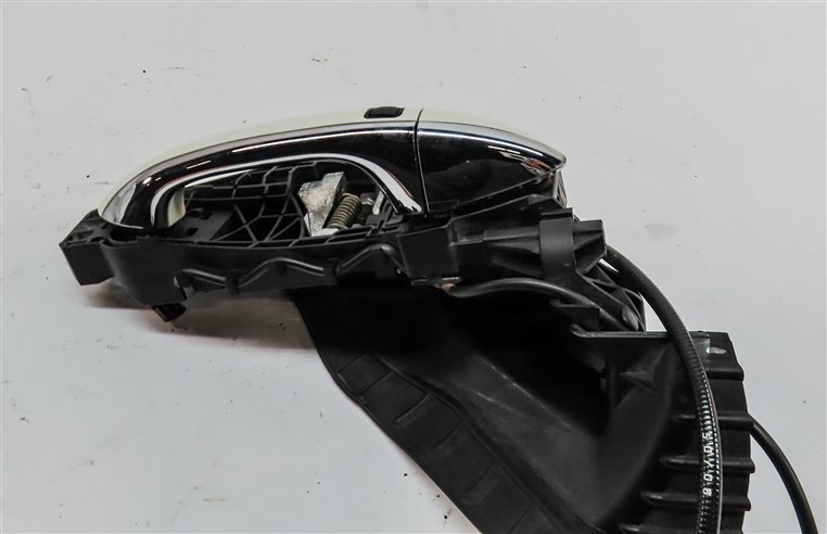 Thumbnail 5: 2009 MERCEDES GL320 (X164) FRONT RIGHT PASSENGER KEYLESS DOOR HANDLE (White)