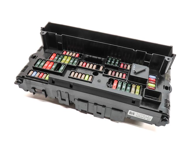 14 BMW 640I CONVERTIBLE (F12) 3.0L (N55) FRONT POWER DISTRIBUTION FUSE RELAY BOX
