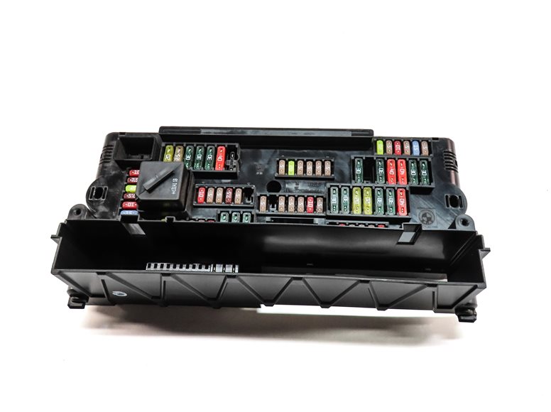 Thumbnail 3: 14 BMW 640I CONVERTIBLE (F12) 3.0L (N55) FRONT POWER DISTRIBUTION FUSE RELAY BOX