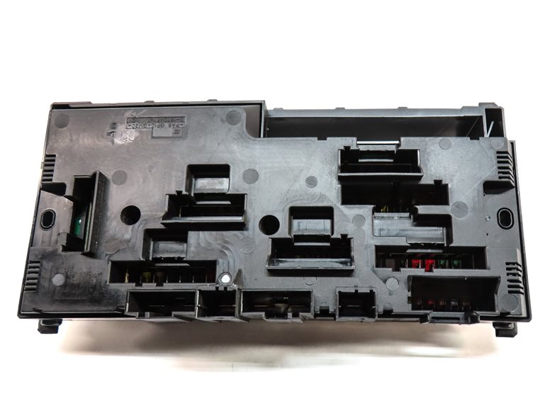 Thumbnail 4: 14 BMW 640I CONVERTIBLE (F12) 3.0L (N55) FRONT POWER DISTRIBUTION FUSE RELAY BOX