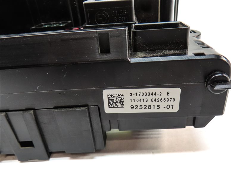 Thumbnail 5: 14 BMW 640I CONVERTIBLE (F12) 3.0L (N55) FRONT POWER DISTRIBUTION FUSE RELAY BOX