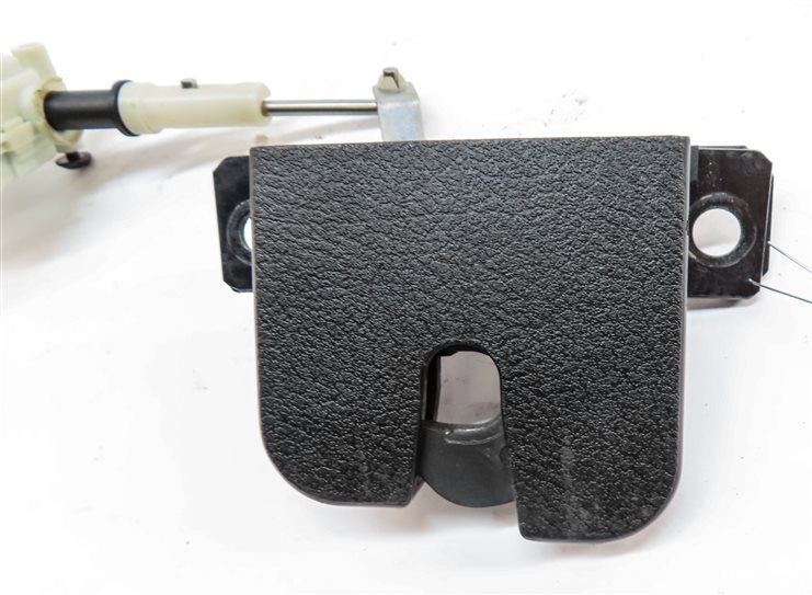 Thumbnail 7: 2008 PORSCHE CAYENNE (957) REAR TRUNK LOCK LATCH ACTUATOR STRIKER PLATE