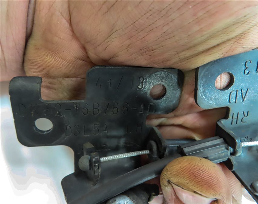 Thumbnail 4: 14 RANGE ROVER SPORT (L494) FRONT HOOD LID SAFETY HOOK CATCH LATCH RELEASE SET/3