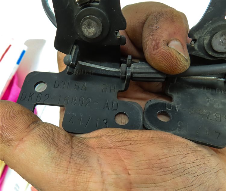 Thumbnail 5: 14 RANGE ROVER SPORT (L494) FRONT HOOD LID SAFETY HOOK CATCH LATCH RELEASE SET/3