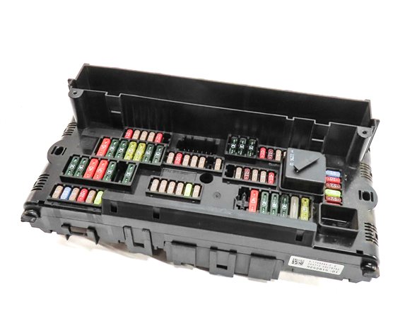 13 BMW 640I GRAN COUPE (F06) 3.0L (N55) FRONT POWER DISTRIBUTION FUSE RELAY BOX