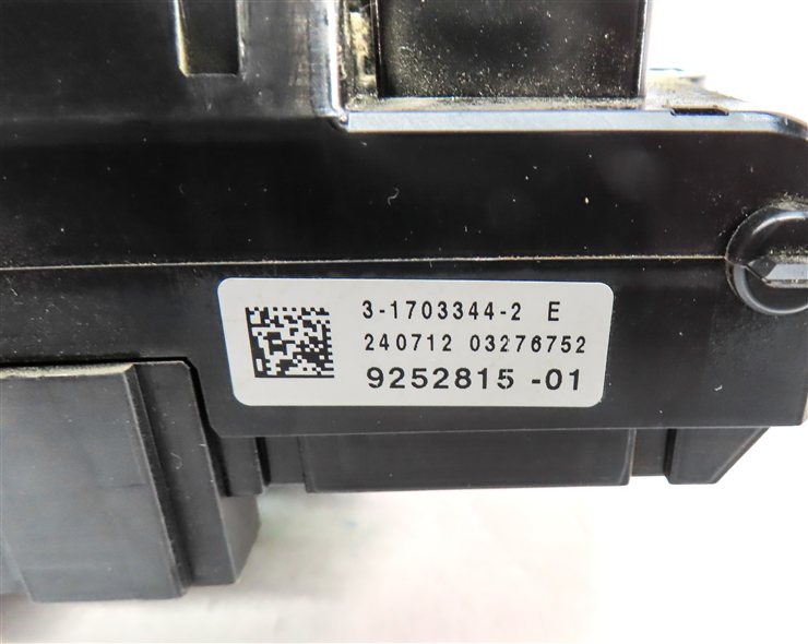 Thumbnail 3: 13 BMW 640I GRAN COUPE (F06) 3.0L (N55) FRONT POWER DISTRIBUTION FUSE RELAY BOX
