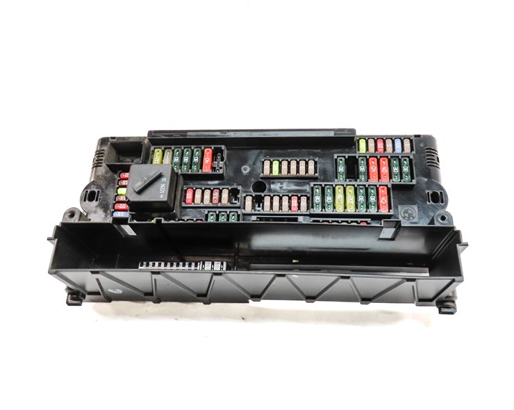 Thumbnail 4: 13 BMW 640I GRAN COUPE (F06) 3.0L (N55) FRONT POWER DISTRIBUTION FUSE RELAY BOX