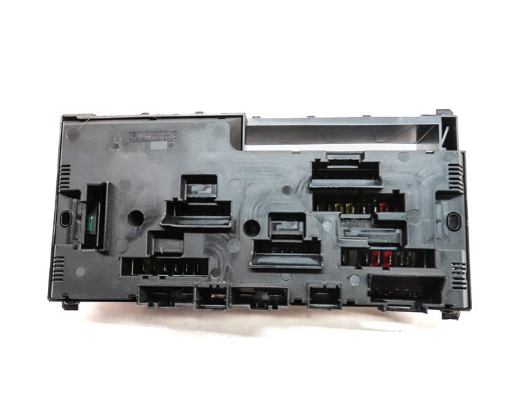 Thumbnail 5: 13 BMW 640I GRAN COUPE (F06) 3.0L (N55) FRONT POWER DISTRIBUTION FUSE RELAY BOX