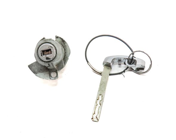 Thumbnail 2: 2013 BMW 640I GRAN COUPE (F06) FRONT LEFT DRIVER DOOR HANDLE LOCK CYLINDER w/KEY