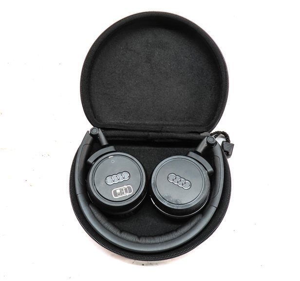 Thumbnail 4: 2013 AUDI A8 (D4 4H) MEDIA DVD PLAYER WIRELESS HEADPHONES w/ BLACK CARRY CASE