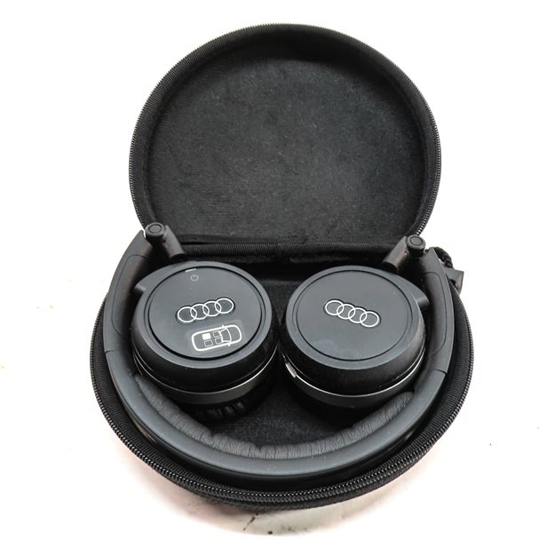 Thumbnail 5: 2013 AUDI A8 (D4 4H) MEDIA DVD PLAYER WIRELESS HEADPHONES w/ BLACK CARRY CASE