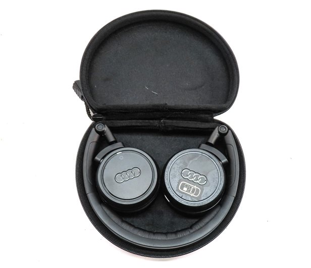 Thumbnail 5: 2013 AUDI A8 (D4 4H) MEDIA DVD PLAYER WIRELESS HEADPHONES w/ BLACK CARRY CASE