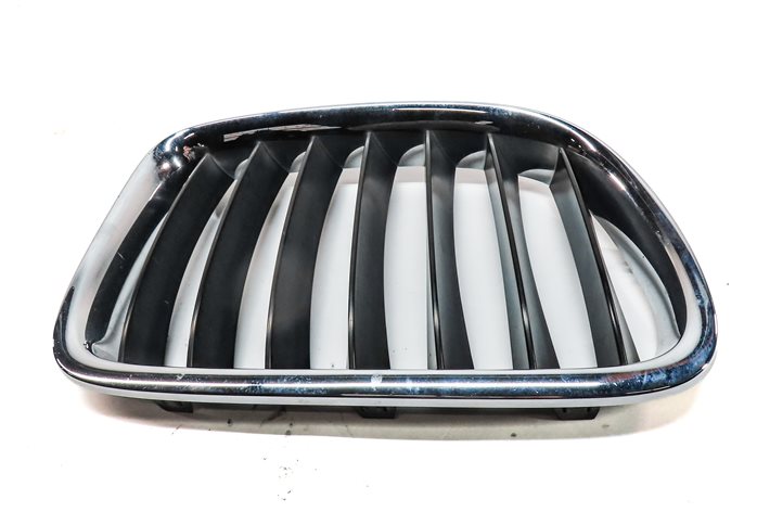Thumbnail 2: 2013-2015 BMW X1 (E84) RIGHT FRONT PASSENGER HOOD VENT GRILLE (BLACK / CHROME)