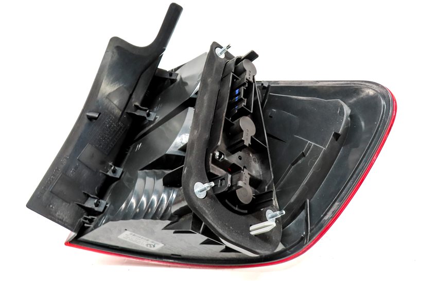 Thumbnail 8: 2012-2015 BMW X1 (E84) LEFT DRIVER REAR OUTER TAILLIGHT BRAKE LIGHT LAMP