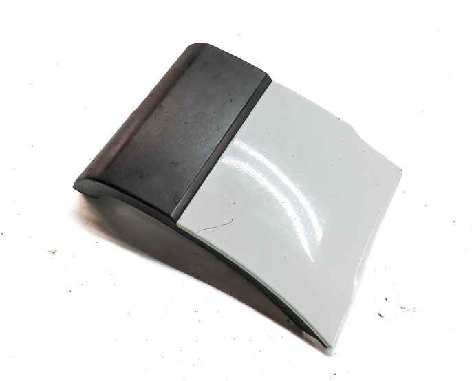 2016 RANGE ROVER (L405) FRONT RIGHT PASSENGER LOWER FENDER TRIM MOULDING (WHITE)