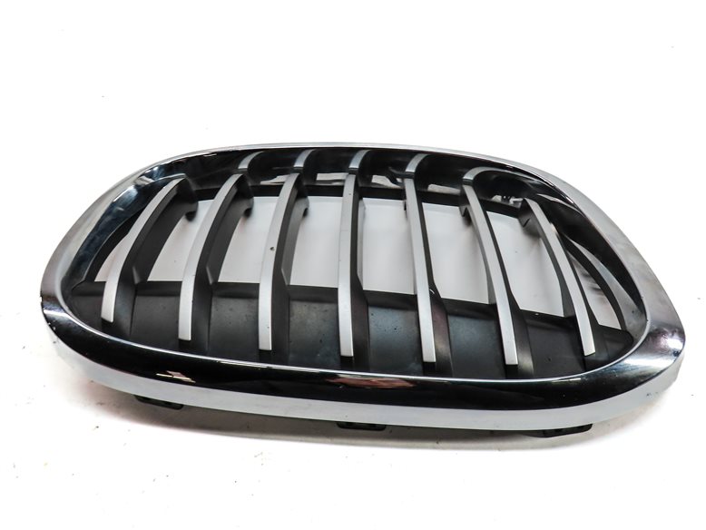 Thumbnail 4: 2016-2019 BMW X1 (F48) FRONT RIGHT PASSENGER UPPER BUMPER KIDNEY VENT GRILLE