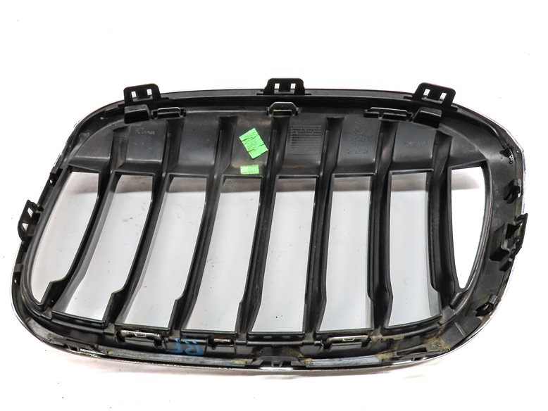 Thumbnail 5: 2016-2019 BMW X1 (F48) FRONT RIGHT PASSENGER UPPER BUMPER KIDNEY VENT GRILLE