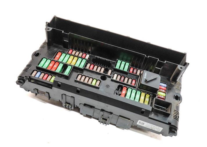 2015 BMW 750LI (F01) 4.4L (N63) ENGINE FRONT POWER DISTRIBUTION FUSE RELAY BOX