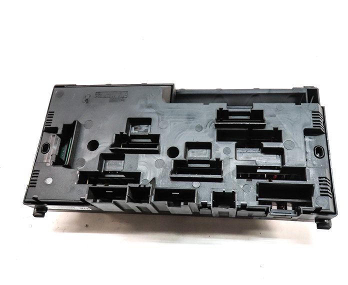 Thumbnail 4: 2014 BMW X3 (F25) 2.0L (N20) ENGINE FRONT POWER DISTRIBUTION FUSE RELAY BOX