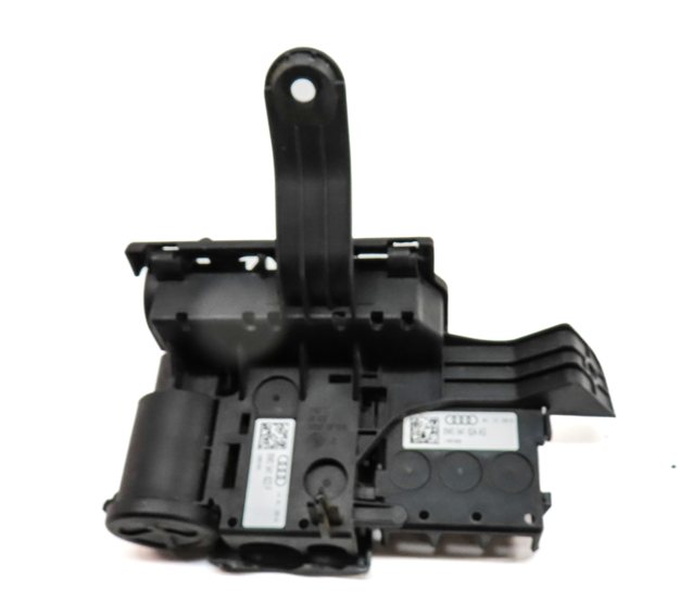 Thumbnail 4: 2017 AUDI A4 (B9 8W) 2.0L (CYMC) ENGINE POSITIVE BATTERY TERMINAL JUNCTION BLOCK