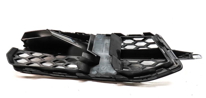 Thumbnail 4: 2015 AUDI S3 (8V) FRONT LEFT DRIVER LOWER VENT GRILLE TRIM END (BLACK)