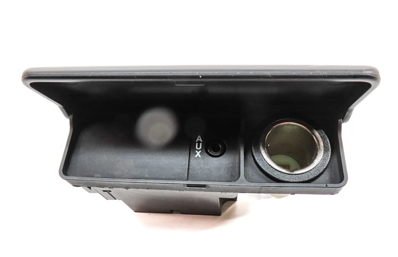 Thumbnail 6: 2011 LAND ROVER LR4 (L319) AUX IN 12V POWER SUPPLY JACK SOCKET PANEL