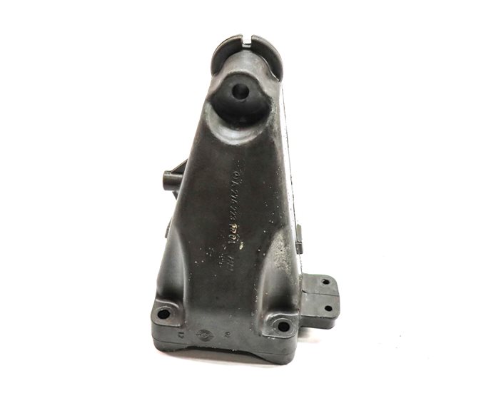 Thumbnail 2: 2015 MERCEDES C300 (W205) 2.0L LEFT DRIVER ENGINE MOTOR MOUNT BRACKET