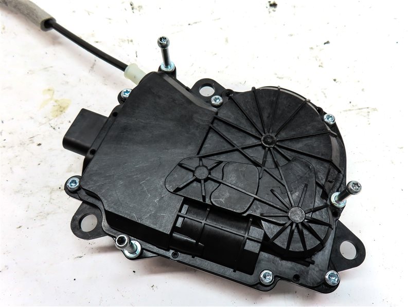 Thumbnail 6: 18 LAND ROVER DISCOVERY (L462) REAR TRUNK LIFTGATE HATCH LID LOCK LATCH ACTUATOR