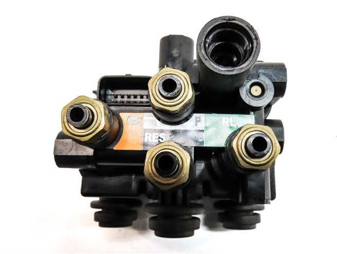 Thumbnail 4: 2018 LAND ROVER DISCOVERY (L462) AIR SUSPENSION CONTROL VALVE BLOCK