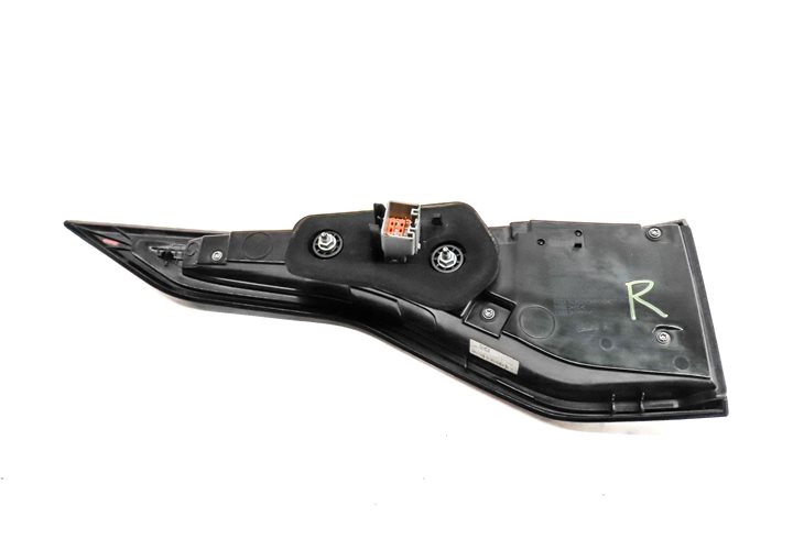 Thumbnail 5: 17-20 LAND ROVER DISCOVERY L462 REAR RIGHT PASSENGER OUTER QUARTER TAILLIGHT